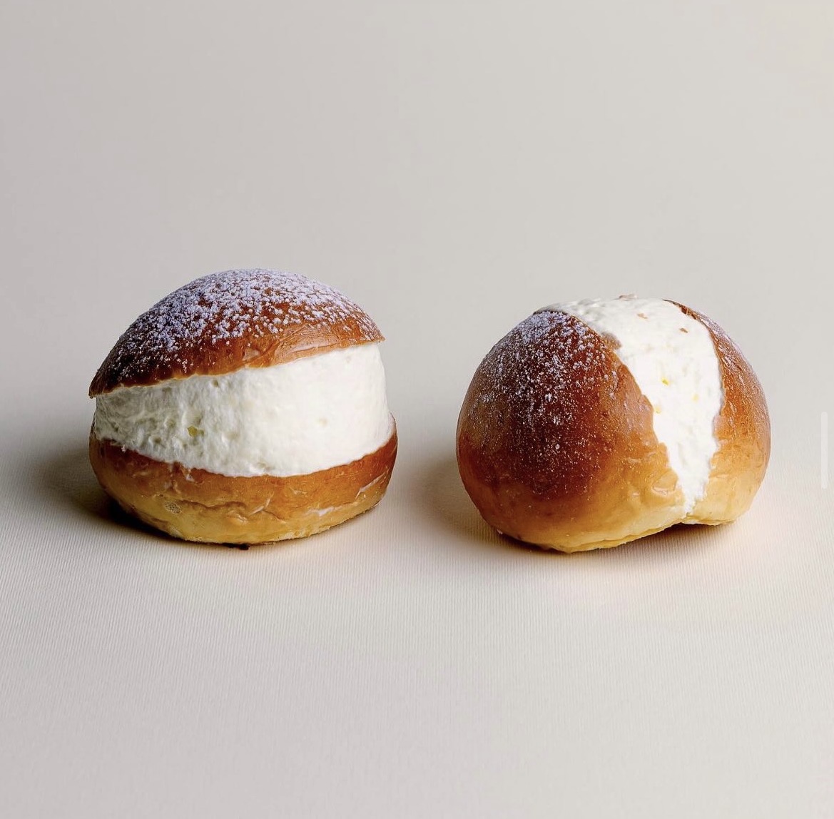Deux brioches dorées généreusement fourrées à la crème