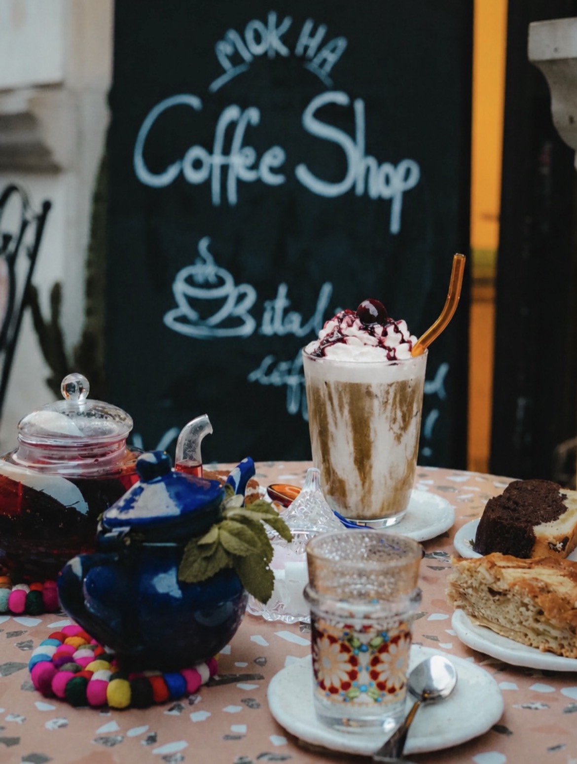 Boissons et pâtisseries Mokha devant l'ardoise du coffee shop