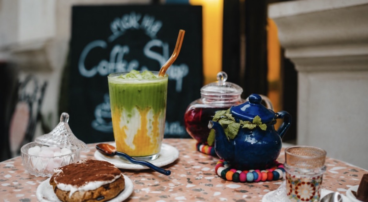 Théière marocaine bleue, thé et boisson glacée sur une table terrazzo