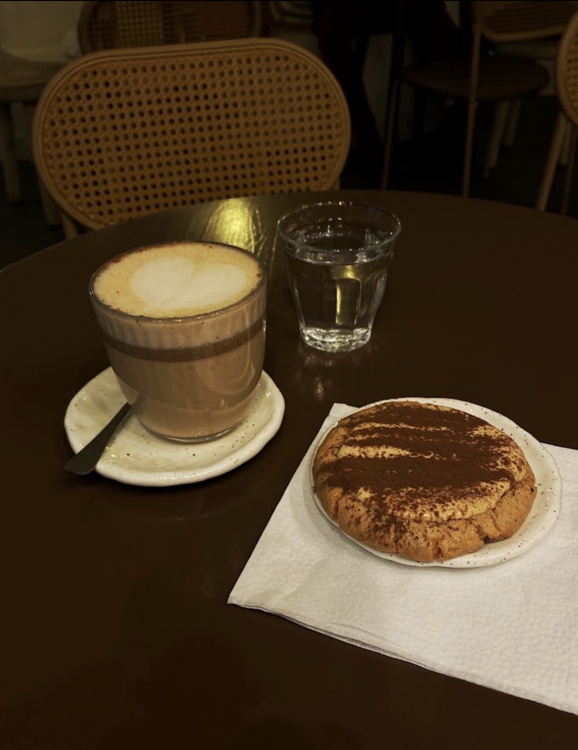 Cappuccino et cookie tiramisu servis sur une table chez Mokha Paris